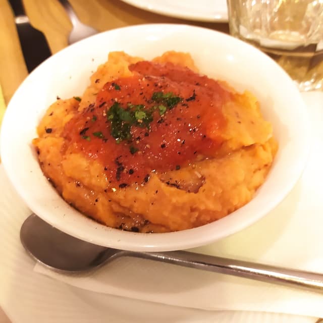 Foto del plato “Crema di fagioli cannellini all'uccelletto e focaccia di Kamut al rosmarino”
