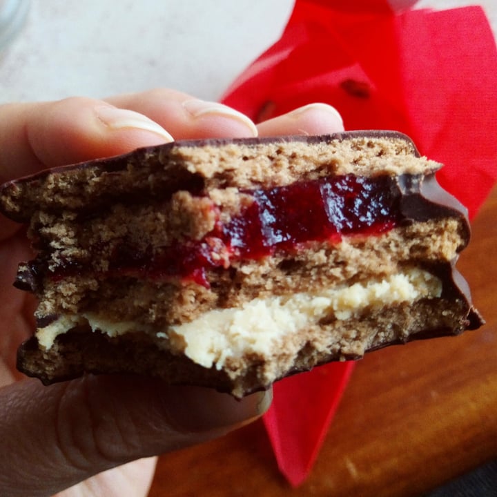 review photo of La Cocina Veggie Alfajor de Crema de Mani con salsa de Frambuesa shared by @konimoon on 17 Jun 2020 - review
