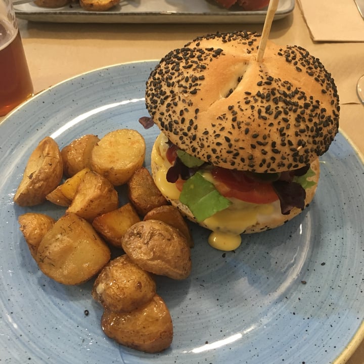 photo of Distrito Vegano Kentucky burger shared by @laysvinagreta on  26 Jun 2020 - review