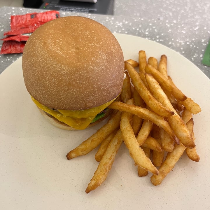 photo of Love Handle  Cheeseburger shared by @mparramon on  04 Mar 2022 - review