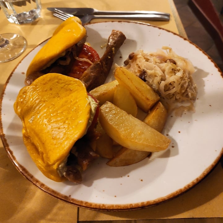 photo of Soul Kitchen bao buns con salsiccia di seitan, cipolla croccante con verza stufata e patate al forno shared by @friedabella on  14 Dec 2022 - review