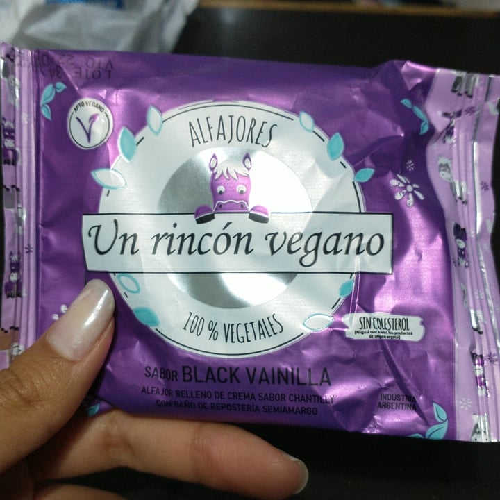 photo of Un Rincón Vegano Alfajor Black Vainilla shared by @xiomara99 on  17 Jun 2022 - review