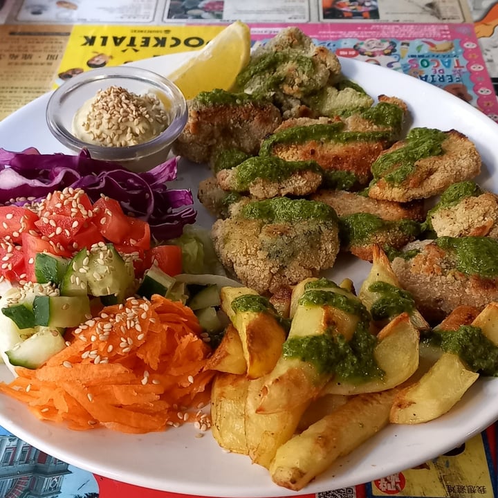 photo of Happy Manatee Nuggets De Brocoli Y Tofu  con Ensalada Fresca Y Papas Fritas shared by @claucorazondesurylun on  29 Jul 2022 - review