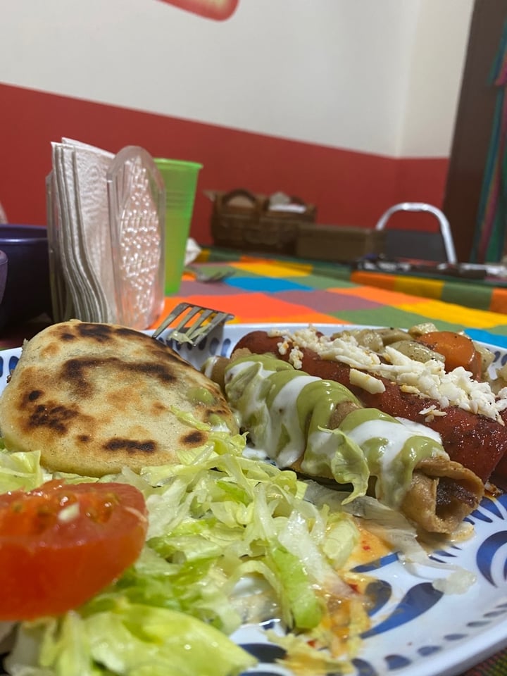 photo of Frijol Vegano - AntojitosMexicanos Orden mixta de antojitos shared by @jourbano on  22 Dec 2019 - review