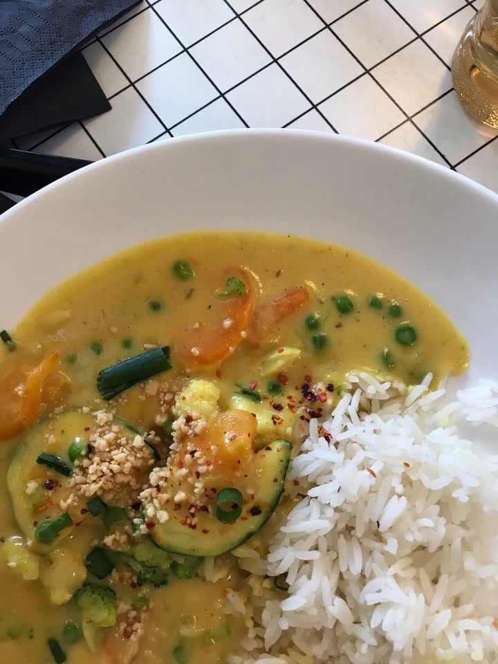 review photo of Loving Hut Veganerie Groentenkokoscurry shared by @bloemloete on 17 Aug 2019 - review