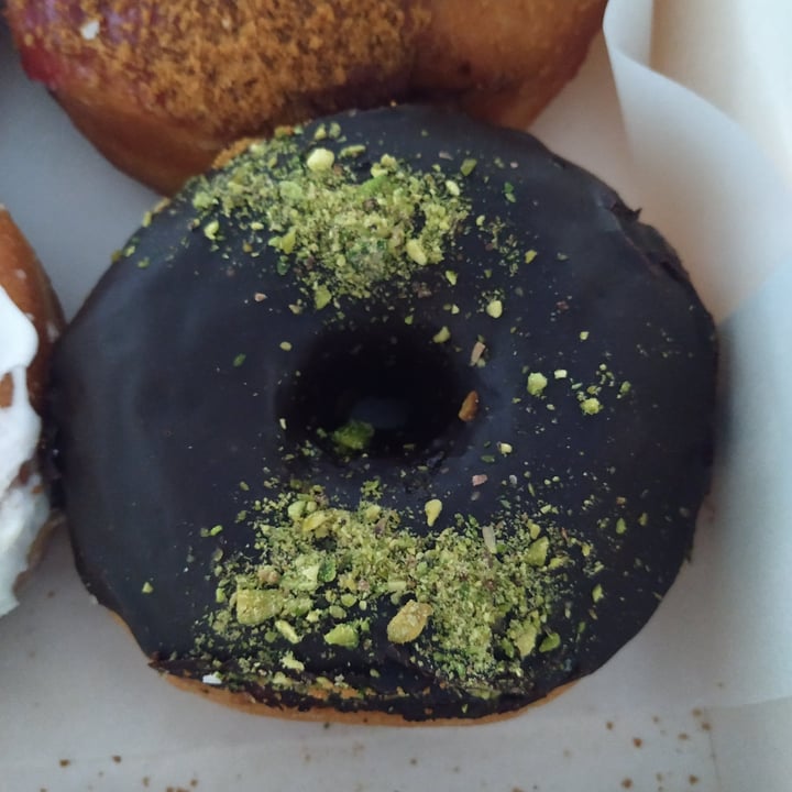photo of Delish Vegan Doughnuts Chocolate y Pistacho shared by @runa on  25 Jul 2020 - review