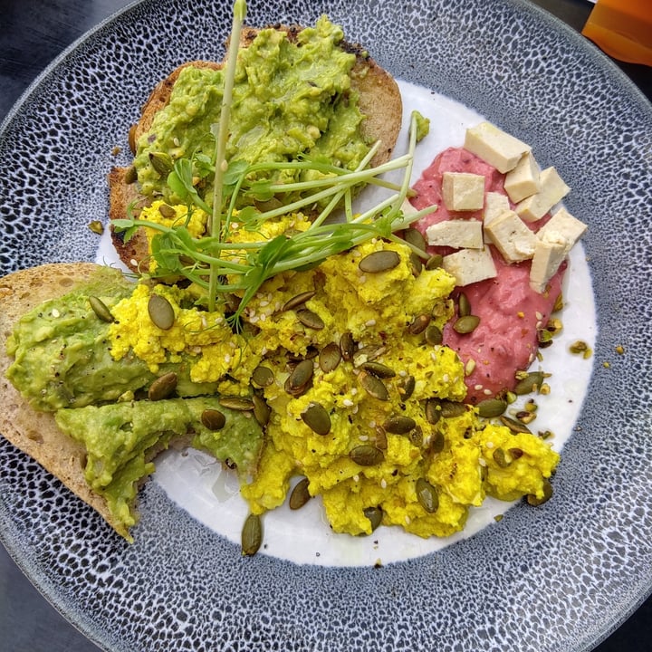 photo of The Hummingbird Plant Based Smashed Avo With Tofu Scramble shared by @diddleburd on  13 Mar 2022 - review