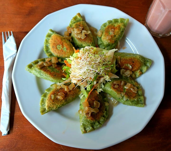 photo of Vegemiasto Spinach / Mushroom Pierogi with a Smoothie shared by @travellingweasels on  08 Jun 2021 - review