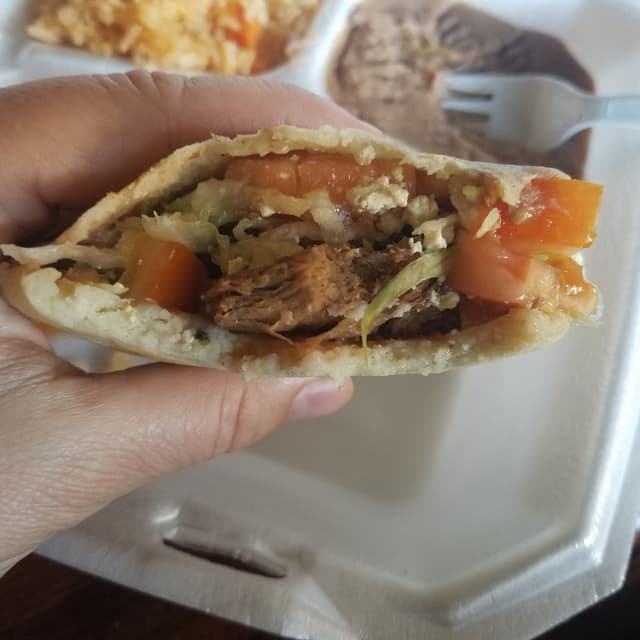 Foto do prato “Pork Gorditas Plate”