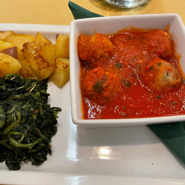 review photo of Origano Polpette con contorno di verdure saltate e patate arrosto shared by @theveganent on 07 Oct 2021 - review