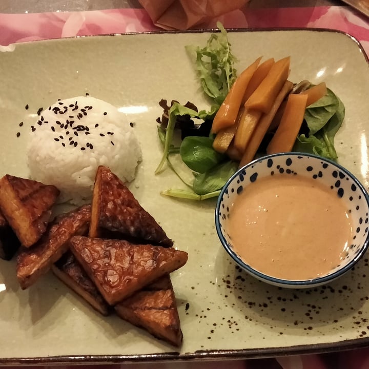 review photo of Sesamo Nero Tempeh alla piastra con broccoli e purè di patate shared by @vitorlucasvegan on 08 Aug 2022 - review