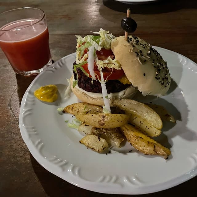 Foto del plato “Burger vegano com batata rustica”