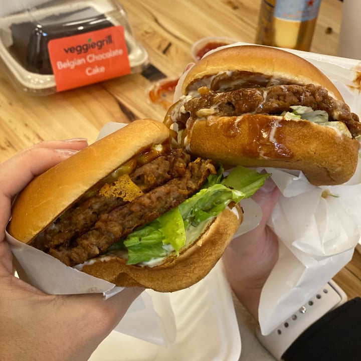 photo of Veggie Grill double BBQ Mac Burger shared by @larissamaluf on  01 Nov 2022 - review