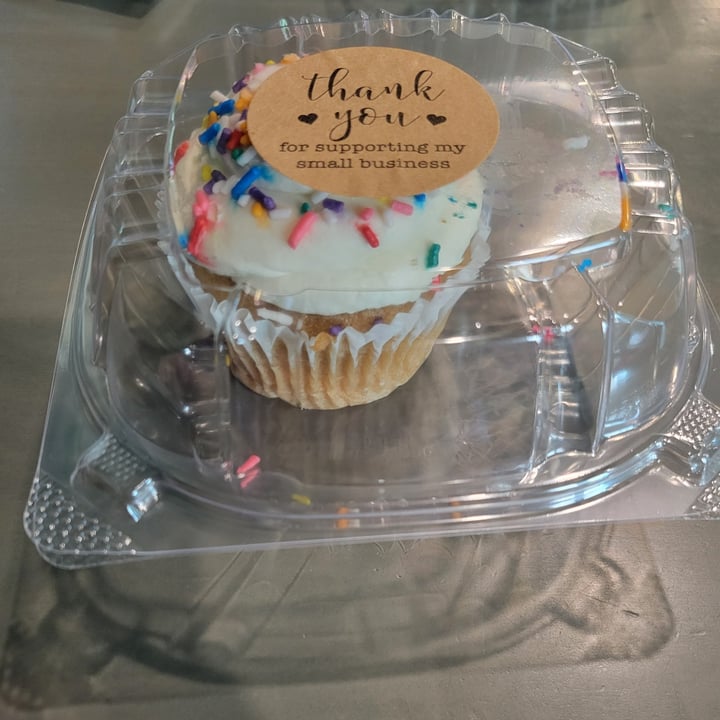 photo of Hocking Hills Inn and Coffee Emporium Vanilla Vegan Cupcake shared by @skyepie on  30 Sep 2022 - review