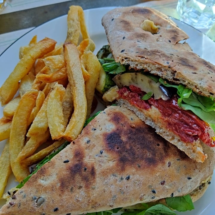 photo of Dandy Saavedra Vegan Sandwich con papas shared by @fabuchi on  06 Jun 2022 - review