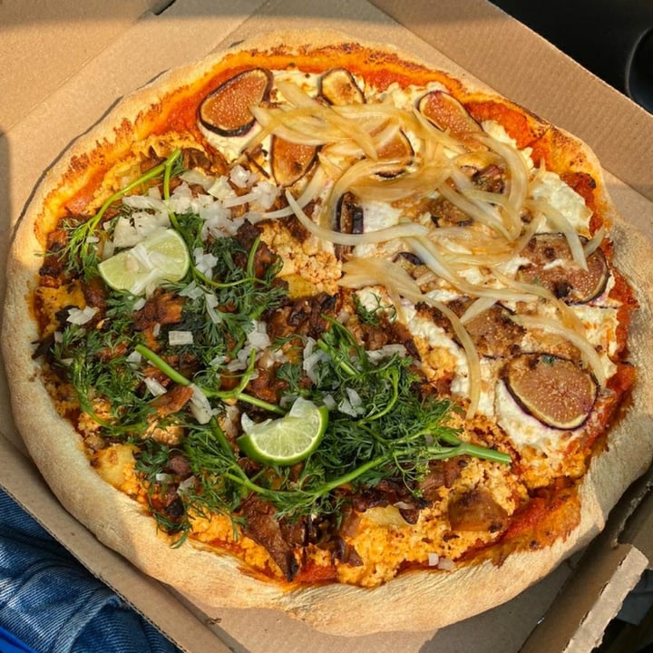 review photo of Los Loosers Pizza 1/2 higos, 1/2 pastor de setas shared by @tochin on 29 May 2020 - review
