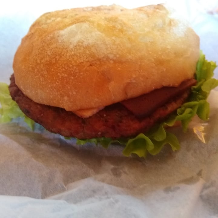 photo of Loving Hut Hamburguesa De Soja Con "Bacon", Tomate, Lechuga, Veganesa Y Papas Con Cheddar shared by @nahuelsarser on  21 Jun 2020 - review