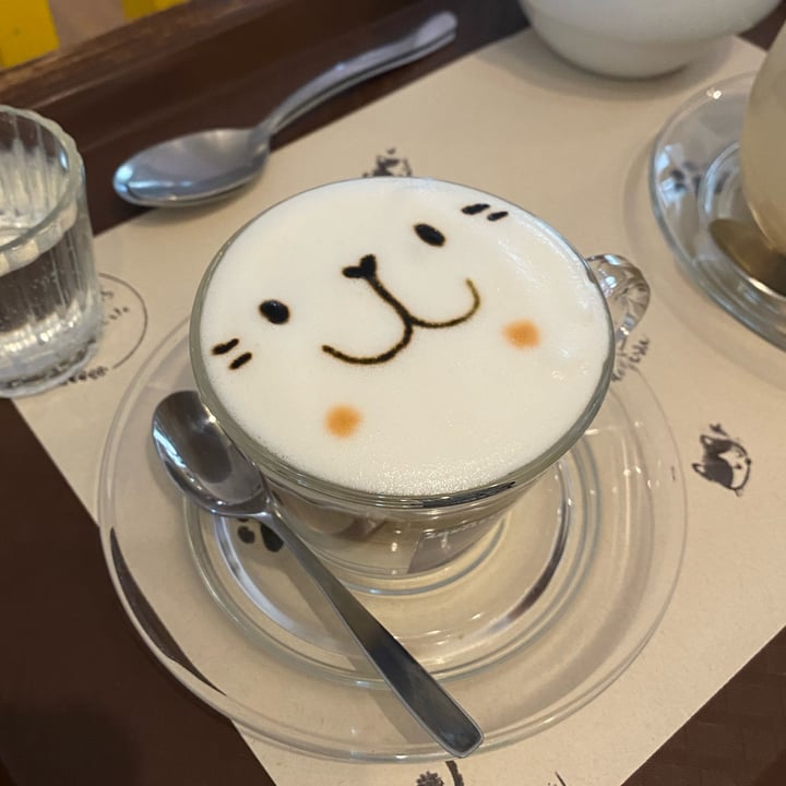 photo of Adrianuzca´s Cat Café Café Con Leche Vegana shared by @-vanevegan- on  19 Feb 2022 - review
