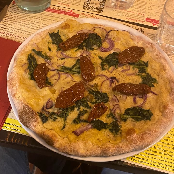 photo of ArVolo Ristorante Pizzeria Pizza con crema di cannellini, cicoria ripassata, cipolla di Tropea e pomodori secchi shared by @unveganocometrainer on  11 Apr 2022 - review