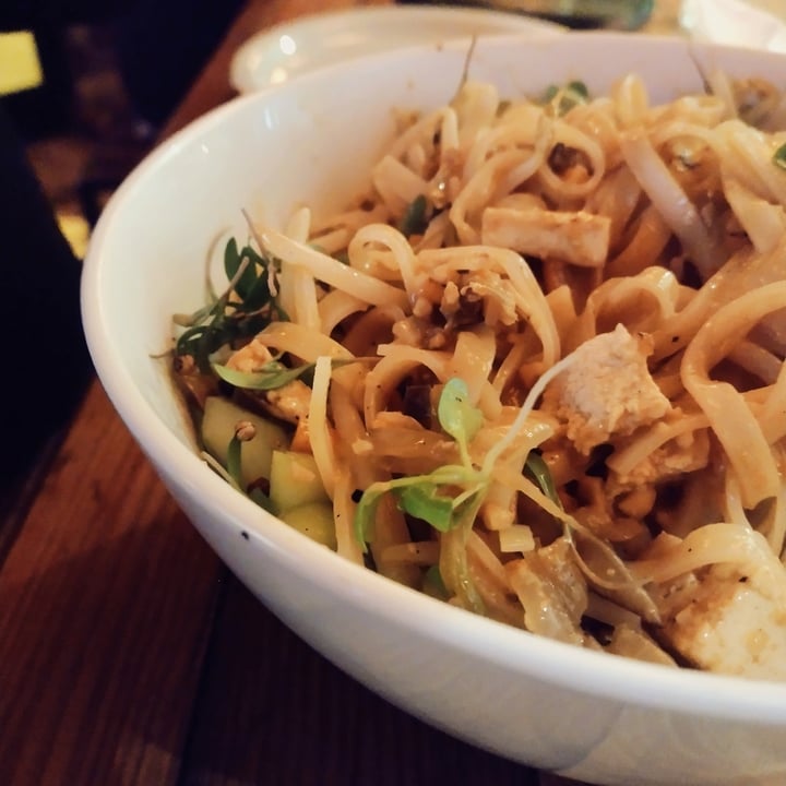 review photo of Asian Ghetto Cantina Pad Thai (vegetales, fideos de arroz, maní y tofu) shared by @omgkaren on 02 Aug 2021 - review