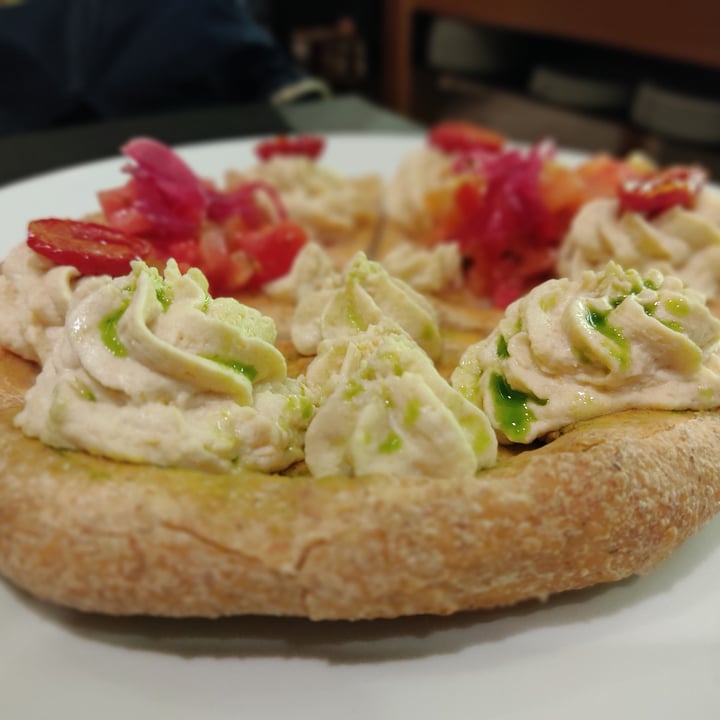 photo of 100% BIO Pizzotta hummus, pomodorini confit e cipolla agrodolce shared by @claudyoli on  24 Sep 2022 - review
