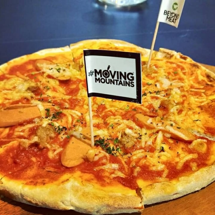 review photo of Green Common Singapore Meat Lovers Pizza shared by @singapovegan on 20 Mar 2021 - review
