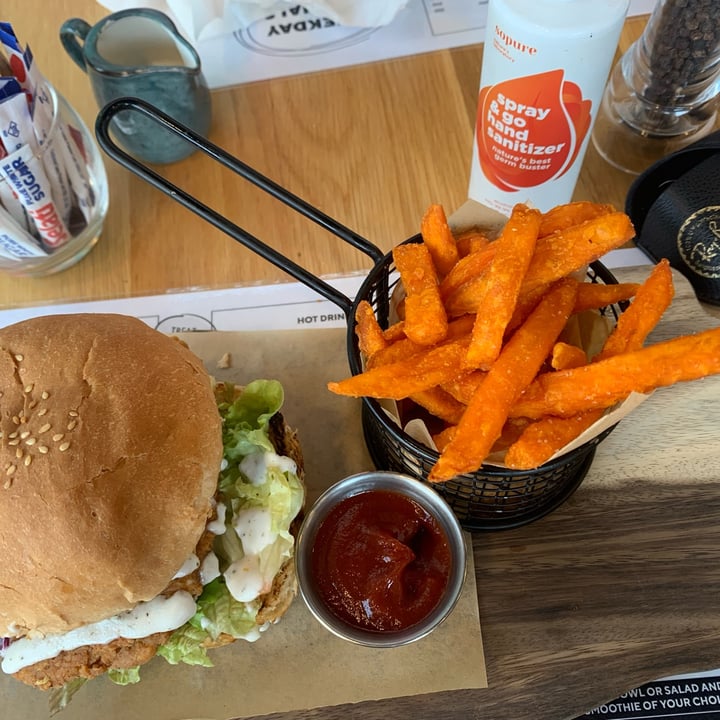 review photo of Kaylee's Eatery Chick’n Burger shared by @vivianlee on 03 Sep 2022 - review