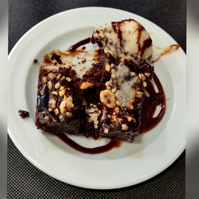 Photo of the dish “Brownie con helado”