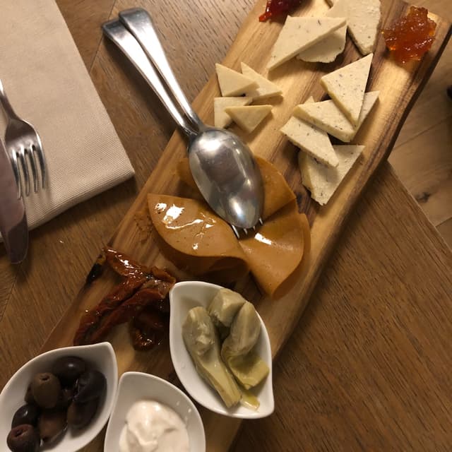 Photo of the dish “Tagliere di formaggi e salumi vegan”
