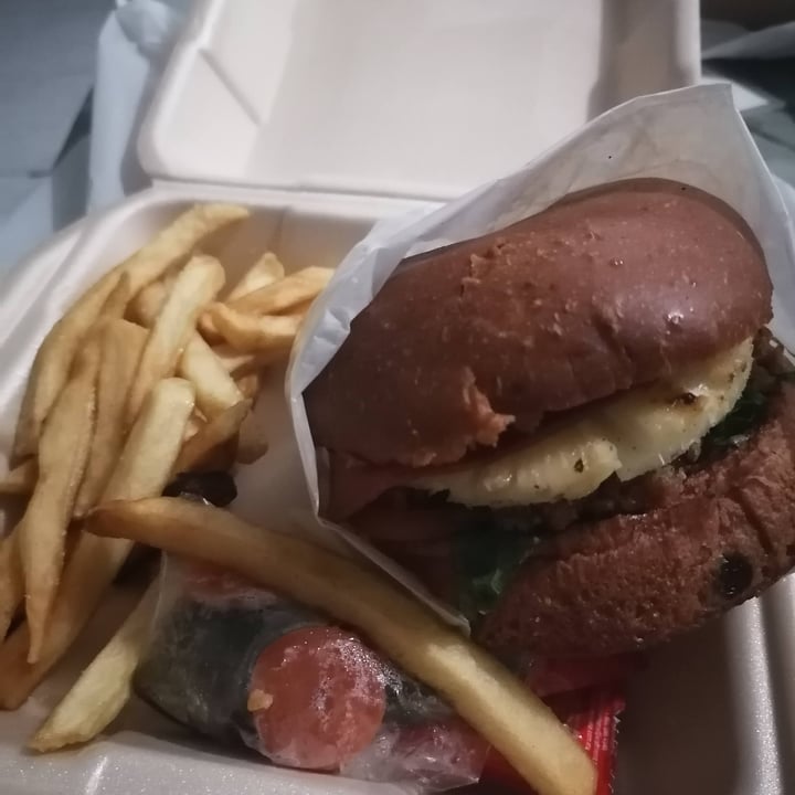 review photo of Lucky Burgers Hamburguesa Hawaiiana Vegan shared by @sandymediina on 12 Aug 2020 - review