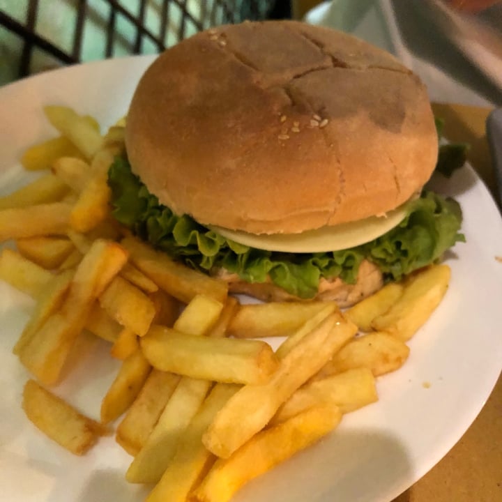 photo of Il Vegano - Firenze Burger Vegano Con Patate Fritte Bio shared by @auroratufaro on  27 Aug 2022 - review