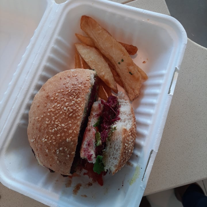 photo of Blended Health Cafe & Catering Beetroot Vegan Burger shared by @hannahbanana81 on  15 Nov 2020 - review