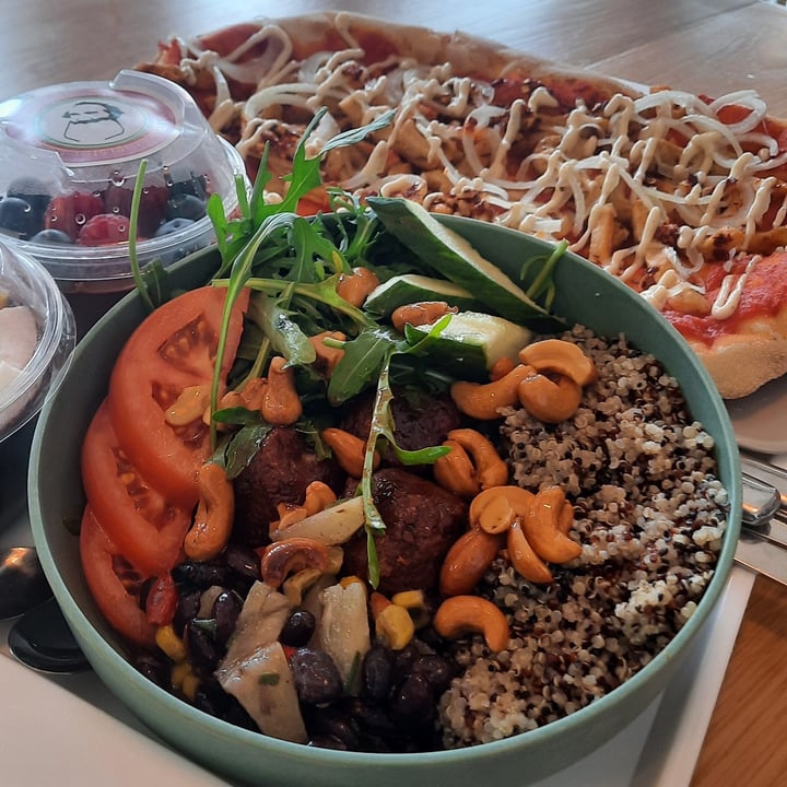 photo of Tolstoy - Plant-Based Eatery Buffalo Cauliflower Pinsa shared by @valechia22 on  22 Apr 2022 - review