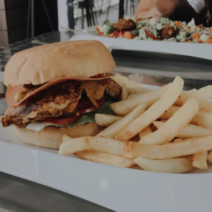 photo of YOYU Hamburguesa hawaiana de seta crunchy shared by @sofiariverag on  19 Aug 2021 - review