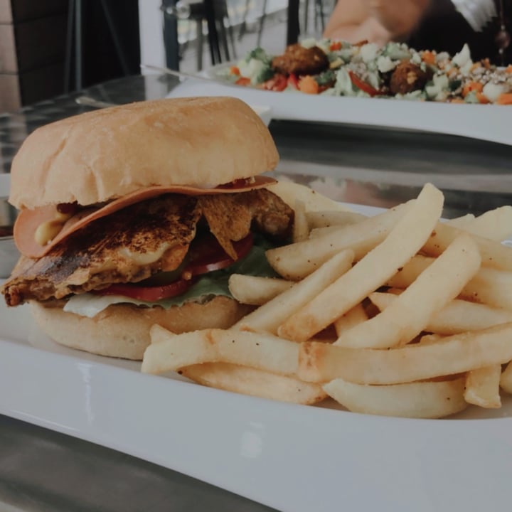 review photo of YOYU Hamburguesa hawaiana de seta crunchy shared by @sofiariverag on 19 Aug 2021 - review