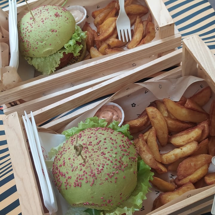 photo of Flower Burger Elf burger shared by @bratkart0ffel on  04 Jan 2022 - review