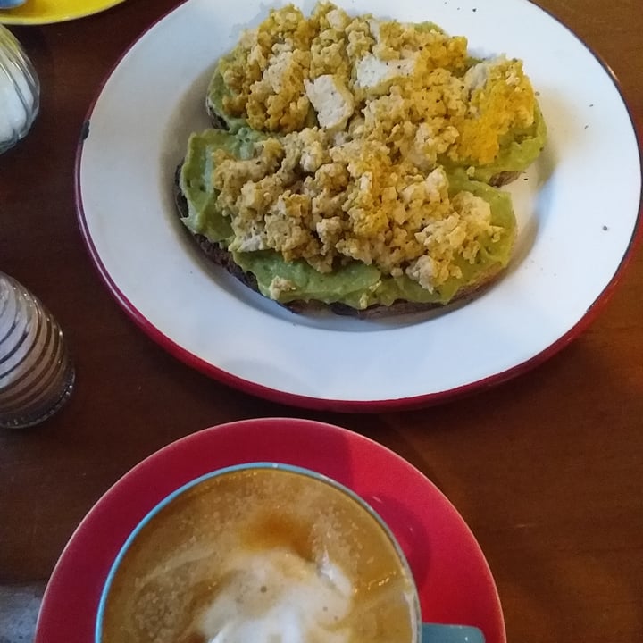 photo of Casamonte Tostadas de pan de masa madre con palta y tofu shared by @eve97lyn on  27 May 2022 - review