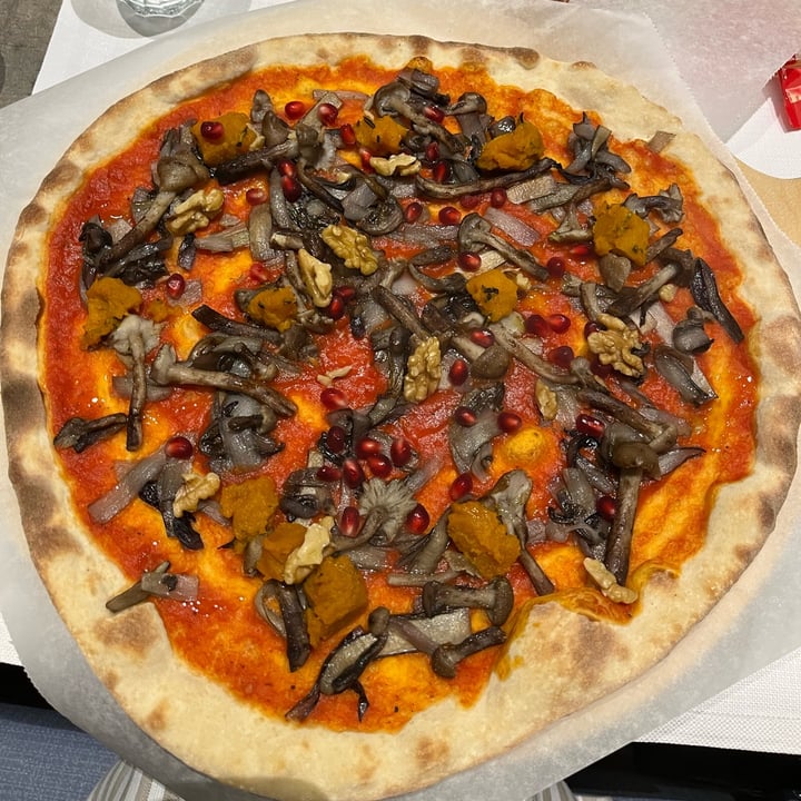 photo of Paolo C. Pizza Creativa Autunno (senza mozzarella, Con Pomodoro) shared by @llisa7 on  06 Nov 2022 - review