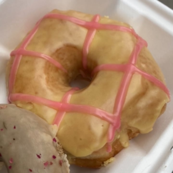 photo of Cartems Donuts citrus glaze donut shared by @silviia on  17 Apr 2022 - review