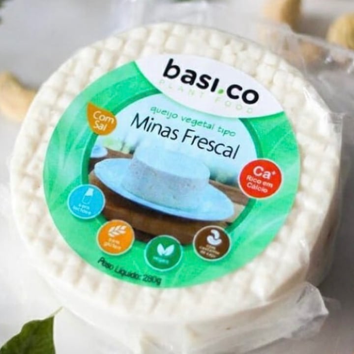 photo of Basi.co Queijo Vegetal tipo Minas Frescal shared by @angelabertolini1 on  29 Jun 2022 - review