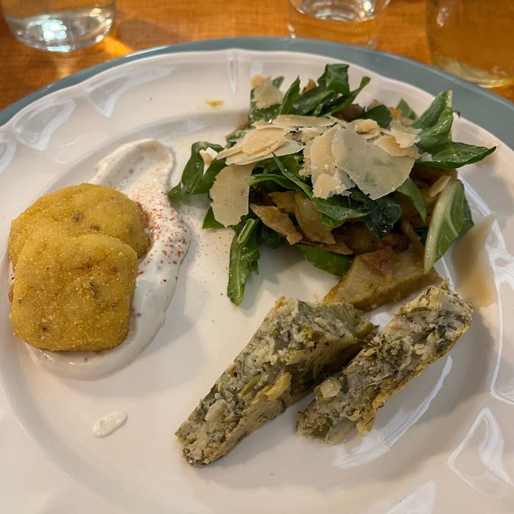 photo of Farmhouse La Becerca Tagliata di seitan con ricci di mela, crocchette di tofu e patate shared by @catib on  18 Apr 2022 - review