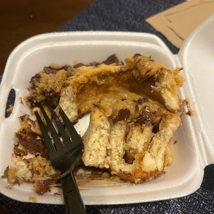 photo of Cinnaholic (Permanently Closed) Peanut Butter Chocolate Cinnamon Roll shared by @veganfta on  18 Jul 2022 - review