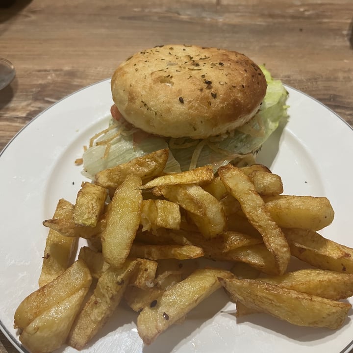 photo of El garage bar Hamburguesa vegana shared by @lusantin on  18 Aug 2022 - review