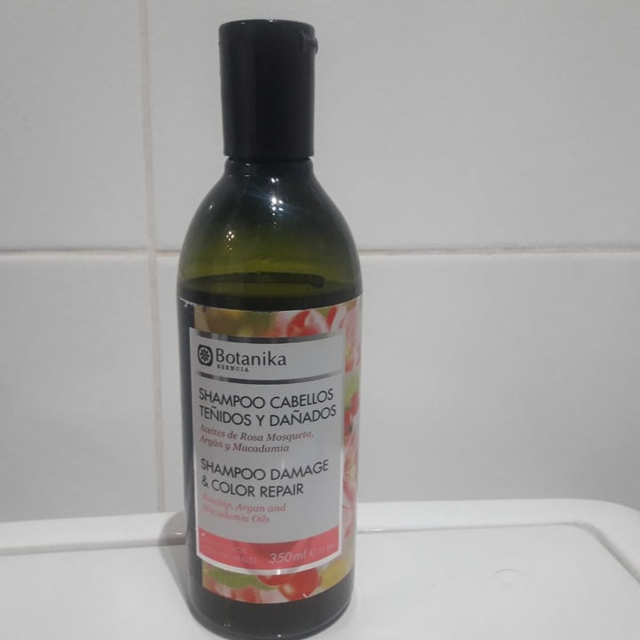 photo of Botanika Esencia Shampoo Cabellos Dañados y Teñidos shared by @naymecuenca on  30 Jul 2019 - review