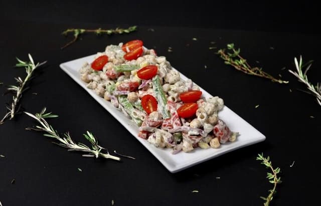 菜肴“Tomato, bell peppers pasta salad:”的照片
