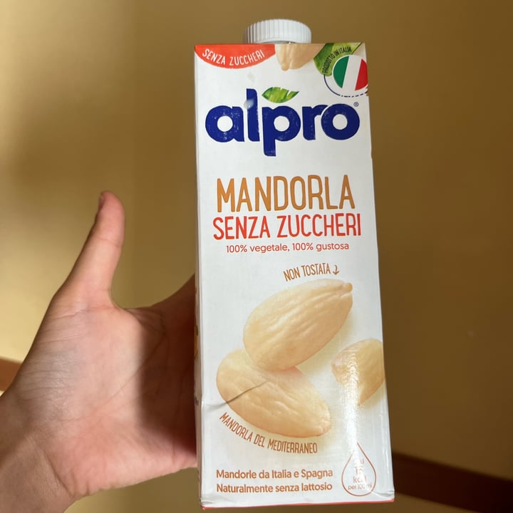 photo of Alpro bevanda mandorla senza zuccheri shared by @ilariadelisa on  15 Oct 2022 - review