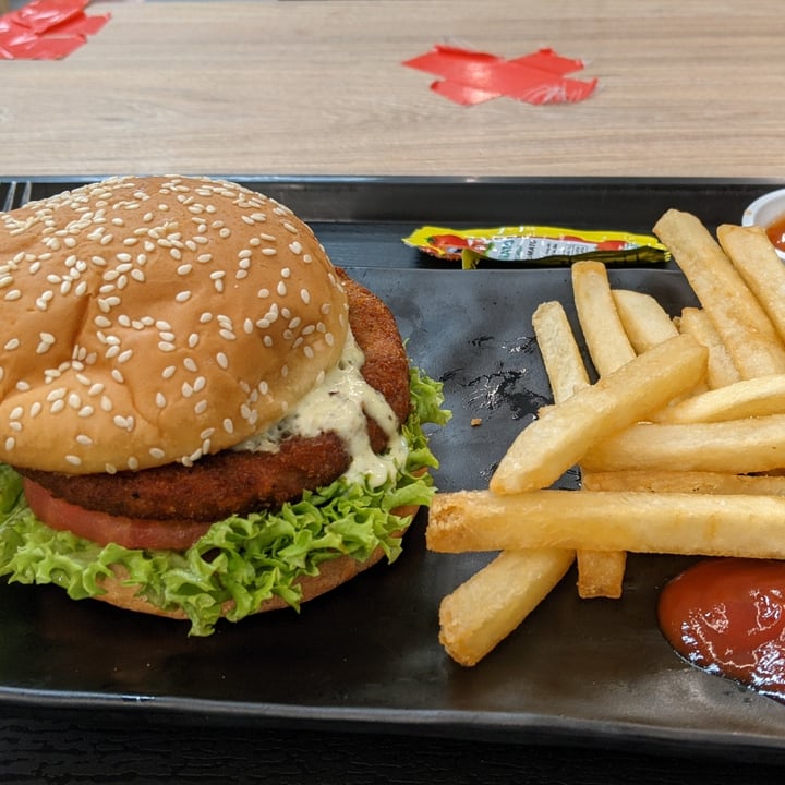photo of Green dot Crunchy Soy Burger shared by @flexivegan on  12 Apr 2021 - review