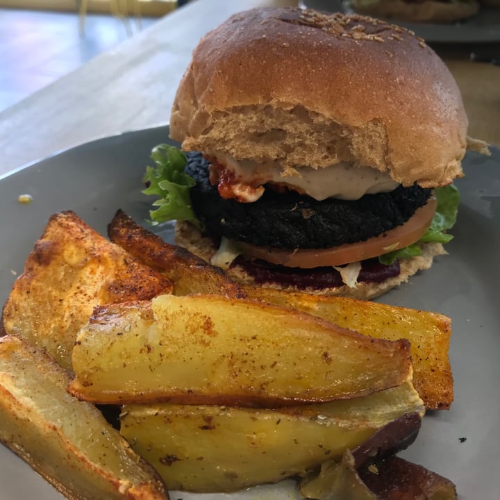 photo of Lexi's Healthy Eatery Activated Charcoal Burger shared by @majabee on  20 Aug 2020 - review