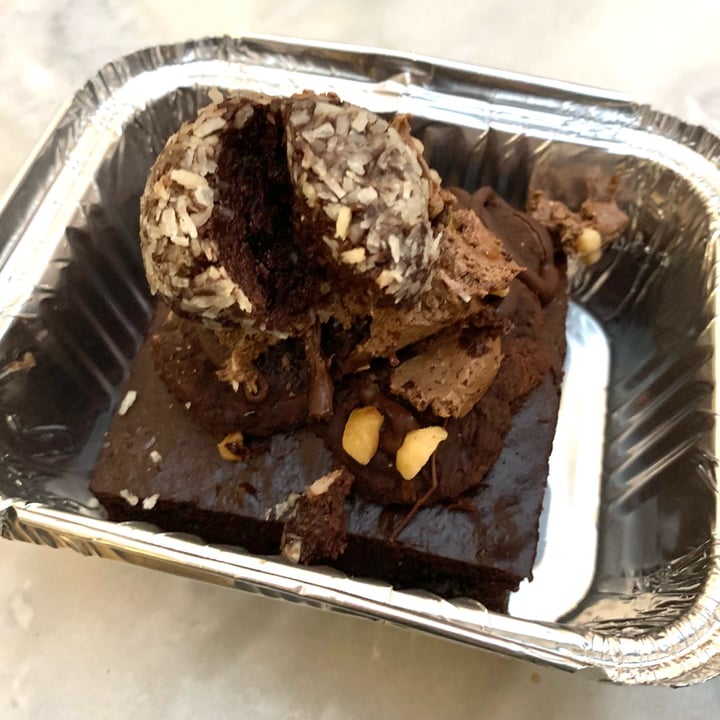 photo of VEGAN SWEET TOOTH London Chocolate And Veghella (Vegan Nutella) shared by @vegpledge on  14 Nov 2021 - review