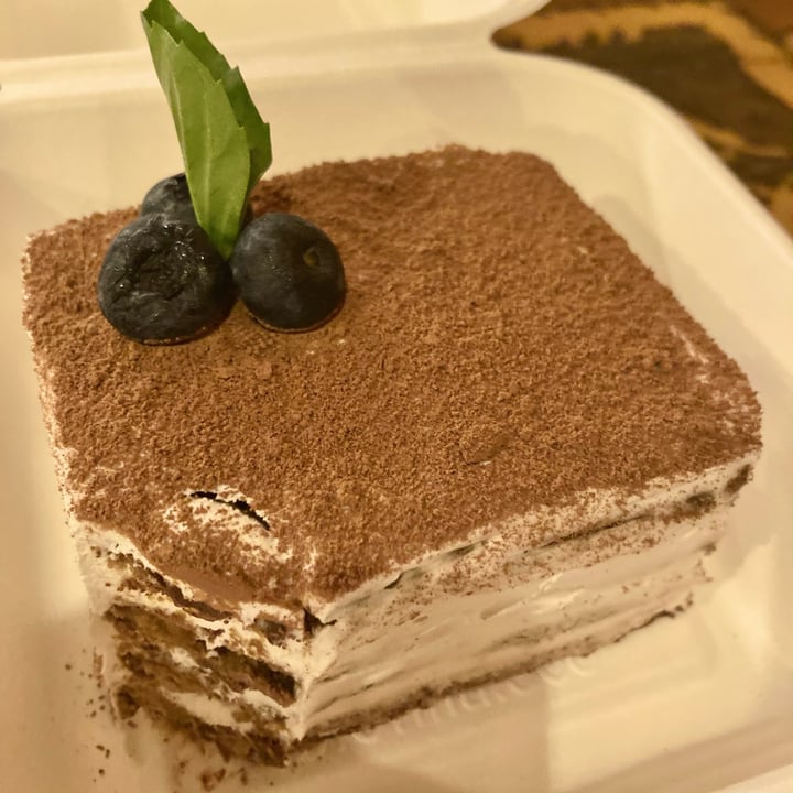 review photo of u.to.pi.a Tiramisú shared by @veganskater on 27 Apr 2022 - review